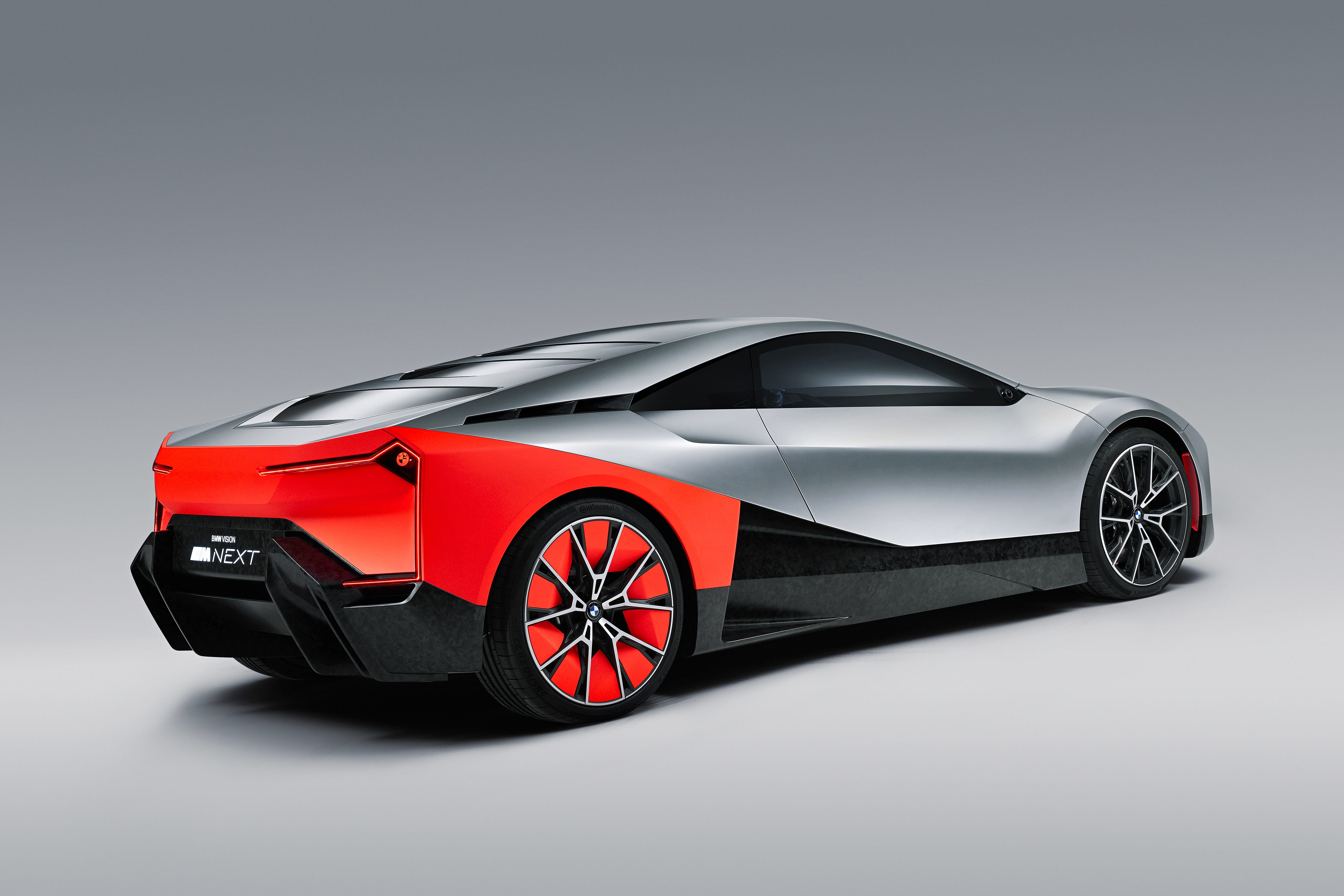 i8 M