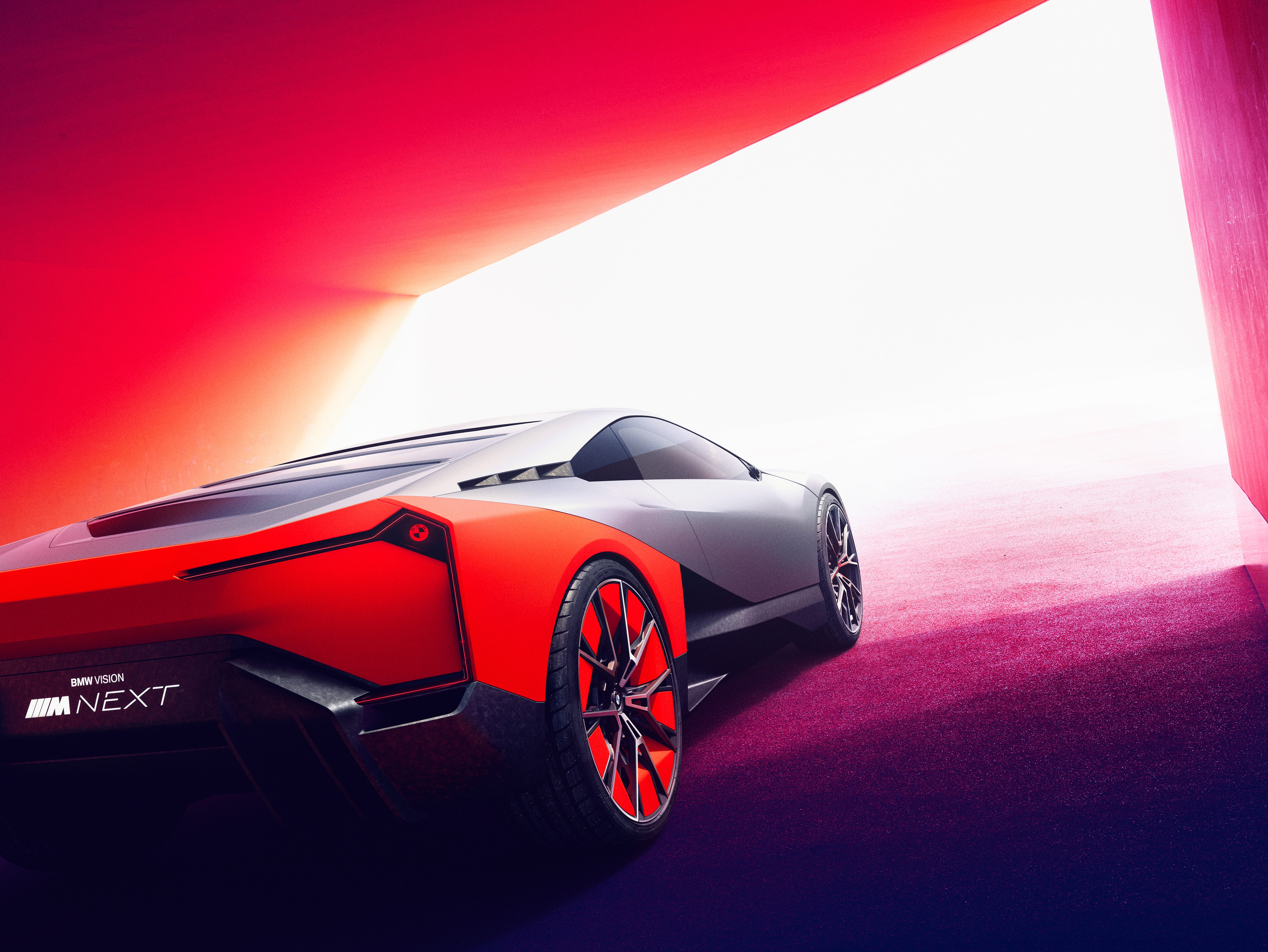 i8 M