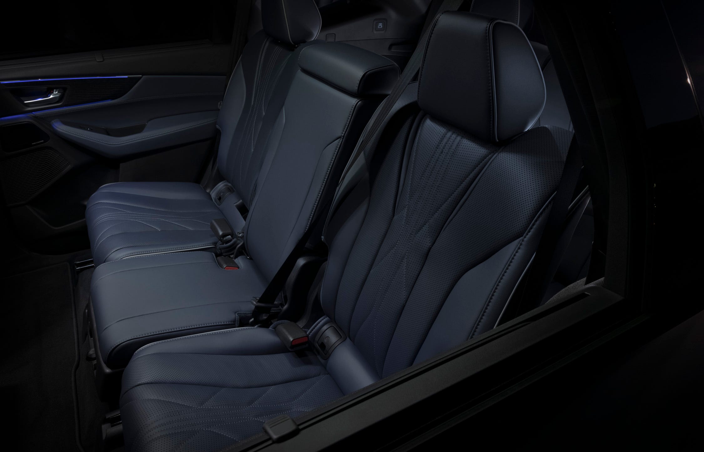 The second-row seats include a removable center section.