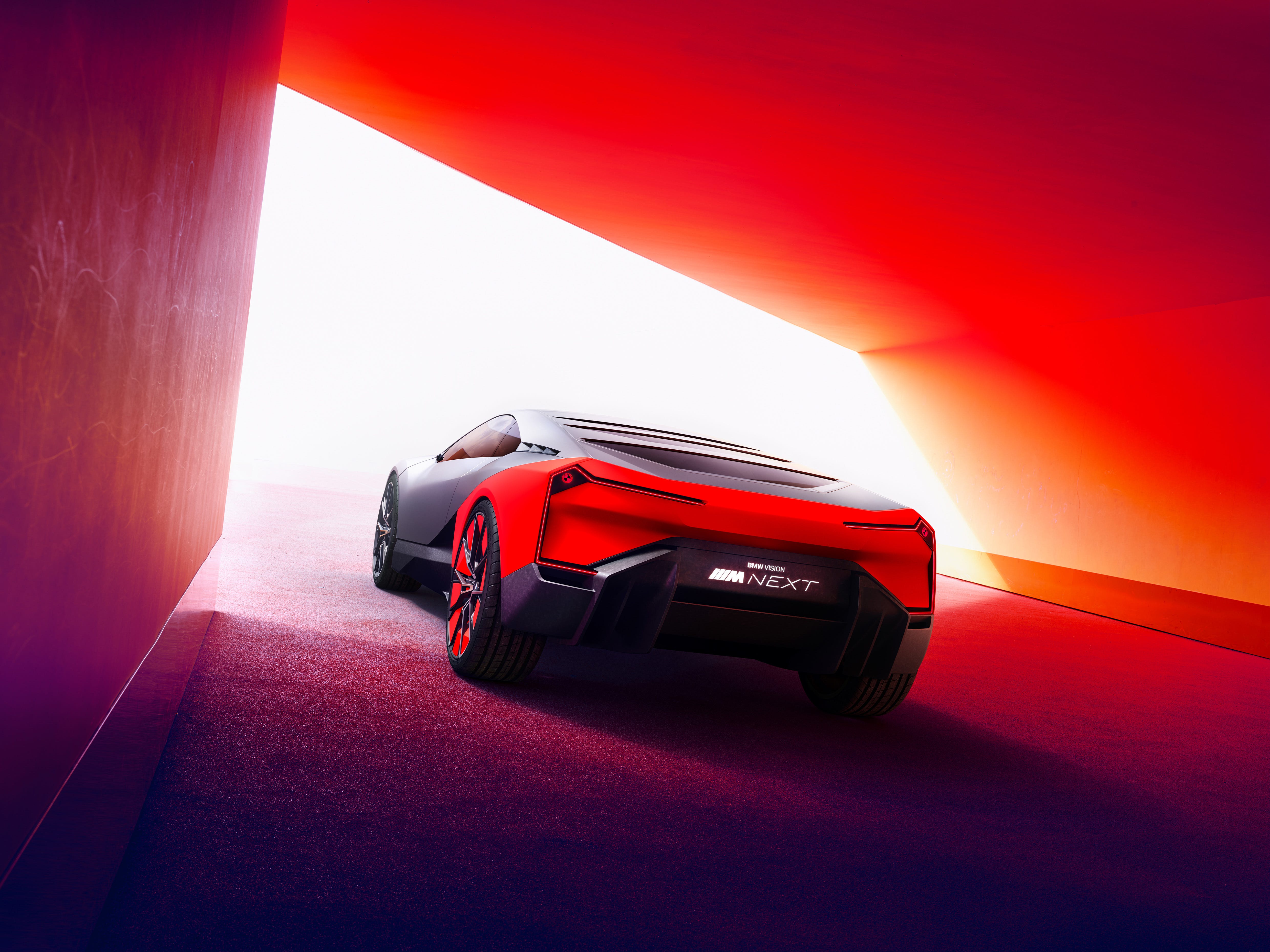 i8 M